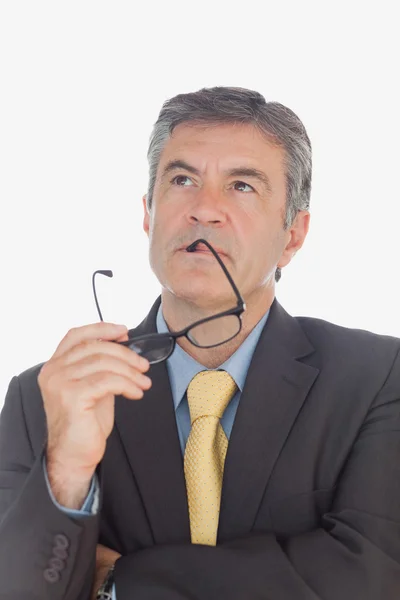 Pensativo hombre de negocios con gafas mirando hacia arriba —  Fotos de Stock