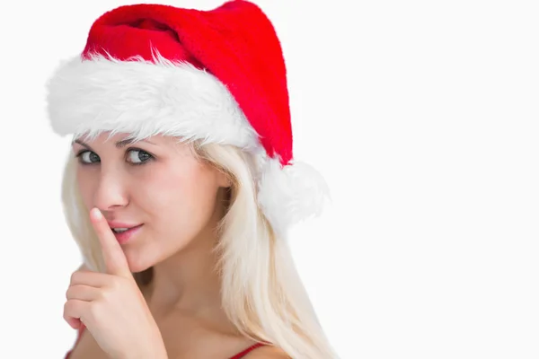 Kvinna i santa hatt gör tystnad gest — Stockfoto