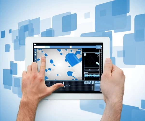 Mão tocando e segurando um tablet digital — Fotografia de Stock
