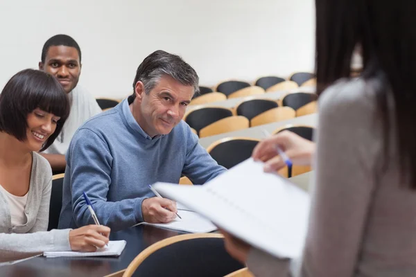 Studenten lächeln in Vorlesung — Stockfoto