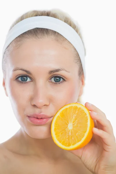 Retrato de mulher segurando fatia de laranja — Fotografia de Stock
