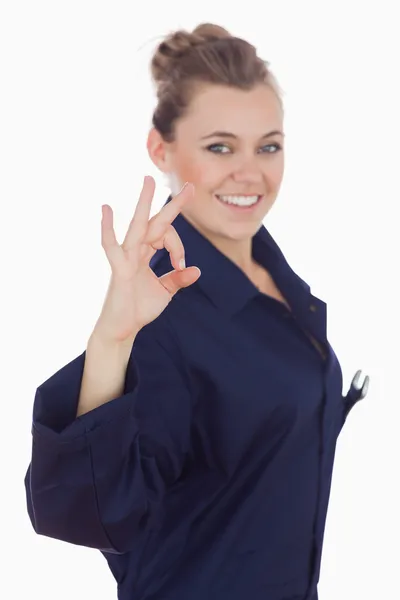 Szczęśliwa kobieta technik Wyświetlono znak ok — Zdjęcie stockowe