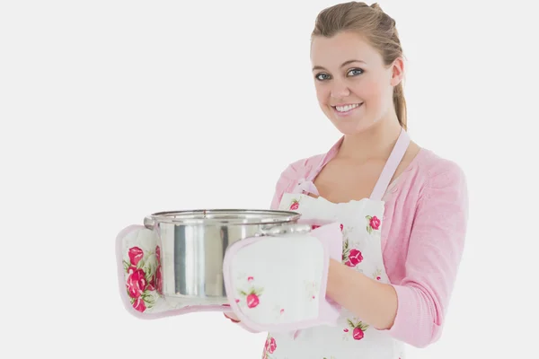 Jovem empregada segurando utensílio de cozinha — Fotografia de Stock