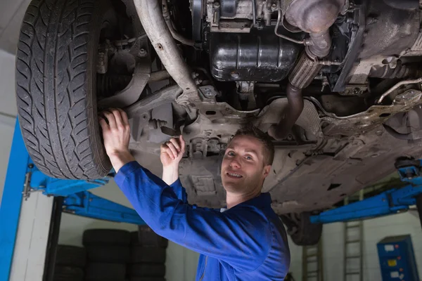 Mecánico automático trabajando bajo el coche — Foto de Stock