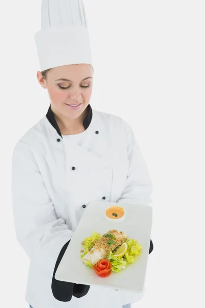 Chef holding healty food in plate — Stock Photo, Image