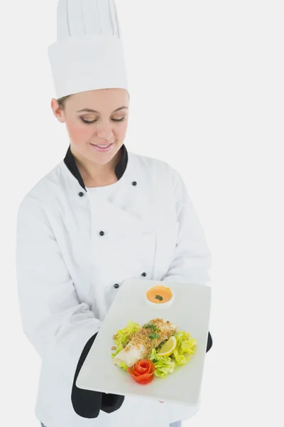 Chef sosteniendo comida saludable en el plato —  Fotos de Stock