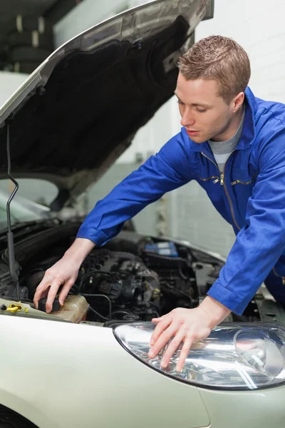 Mechanic closing lid od washer tank — Stock Photo, Image