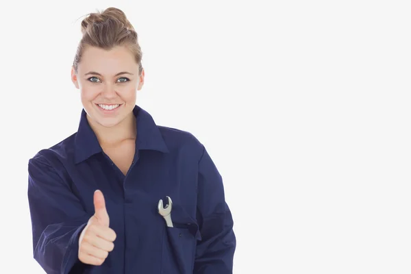 Técnico feminino mostrando polegares para cima sinal — Fotografia de Stock