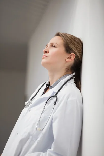 Medico pensante seduto su un corridoio — Foto Stock