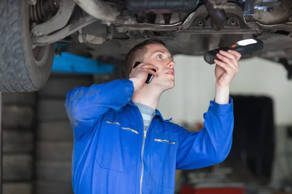 Mechanik na wezwanie badając samochodu — Zdjęcie stockowe