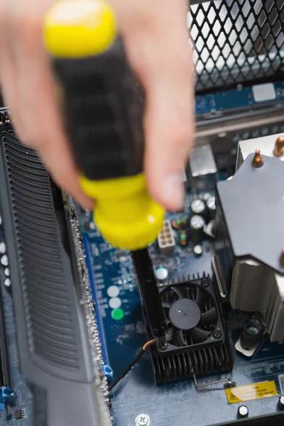 Hand using screw drive to fix processor fan — Stock Photo, Image