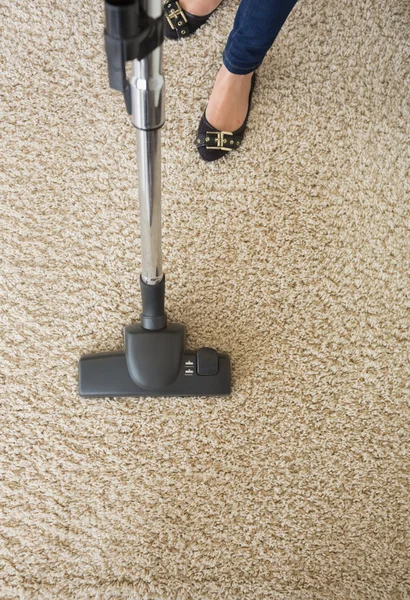 Carpet being hoovered by woman — Stock Photo, Image