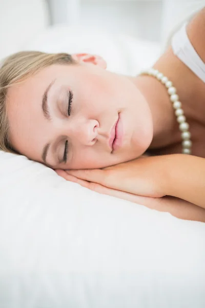 Perto de uma mulher adormecida com colar de pérolas — Fotografia de Stock