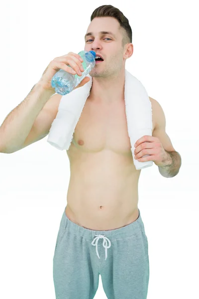 Retrato del hombre bebiendo agua con toalla alrededor del cuello —  Fotos de Stock