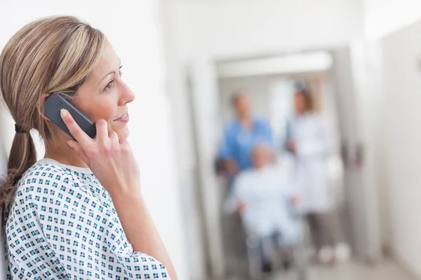 Patient ruft auf einem Krankenhausflur an — Stockfoto