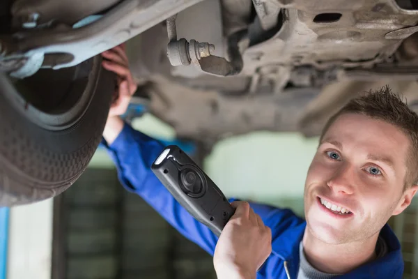 Mechaniker untersucht Reifen — Stockfoto