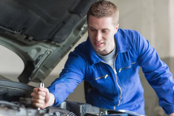 Mecánico trabajando en el motor del automóvil —  Fotos de Stock