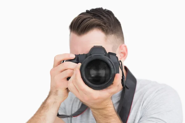 Primer plano del fotógrafo con cámara fotográfica — Foto de Stock