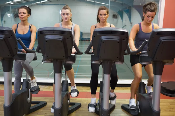 Quattro donne che si allenano al corso di spinning — Foto Stock