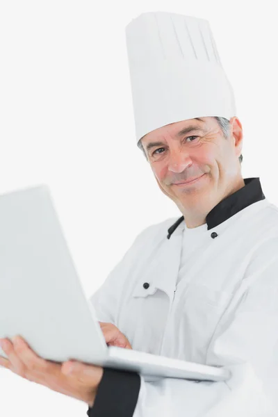 Chef macho feliz usando portátil — Foto de Stock