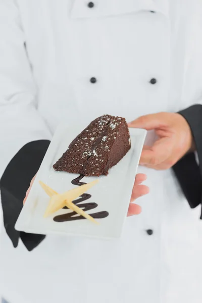 Szef kuchni oferuje ciasto czekoladowe — Zdjęcie stockowe