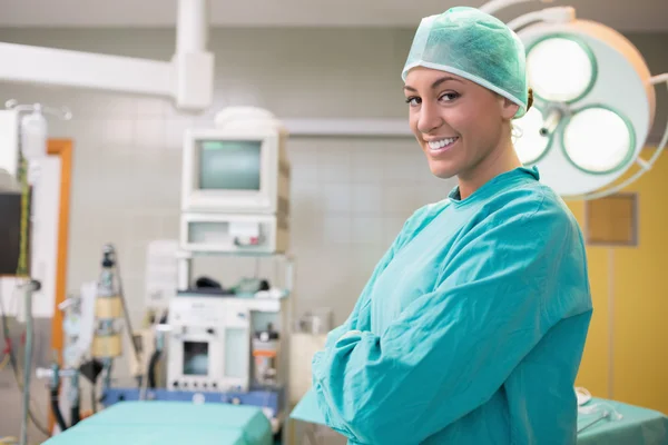 Happy surgeon crossing her arms in an operation room — Stock Photo, Image