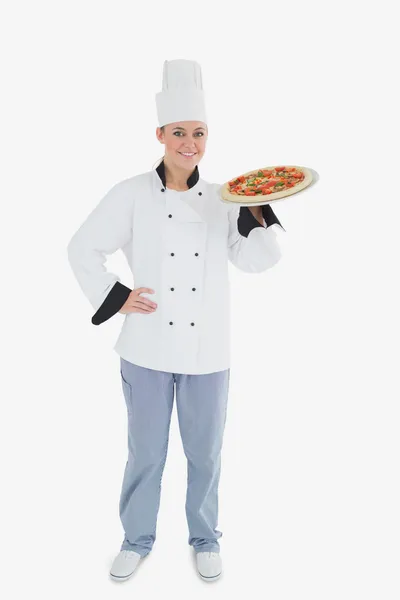 Pewnie kobieta kucharz gospodarstwa pizza — Zdjęcie stockowe