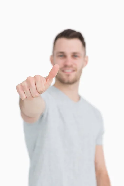Casual jonge man gebaren duimen omhoog — Stockfoto