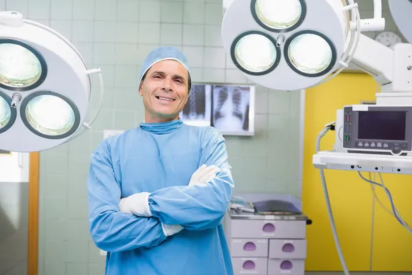 Cirurgião sorridente na sala de operações — Fotografia de Stock