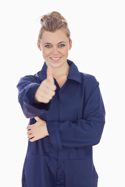 Mecânico feminino mostrando polegares para cima sinal — Fotografia de Stock