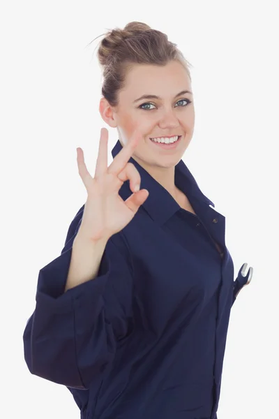 Mecânico feminino mostrando sinal ok — Fotografia de Stock