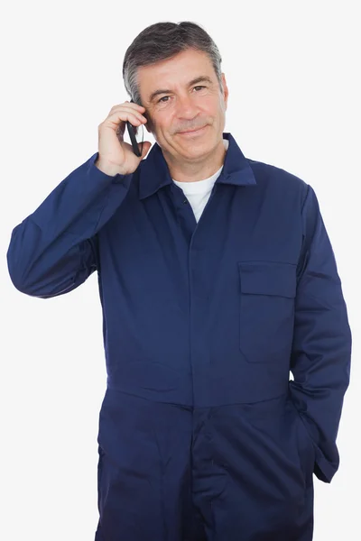 Mekaniker med mobiltelefon — Stockfoto