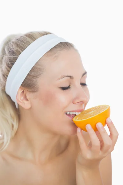 Mujer disfrutando rebanada de naranja —  Fotos de Stock