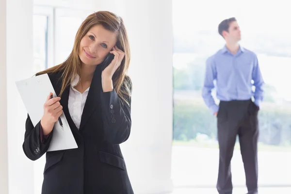 Onroerende goederenagent op telefoon terwijl man beslissen — Stockfoto