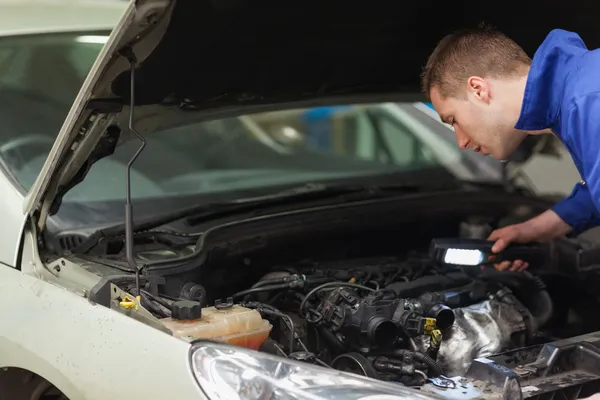 Mekaniker reparerar bilmotor — Stockfoto