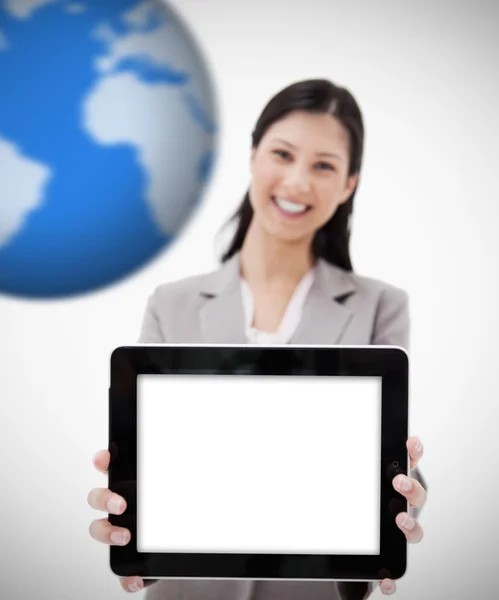 Mulher de negócios alegre mostrando seu tablet digital — Fotografia de Stock
