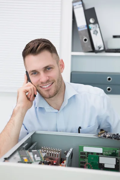 Portrait d'un informaticien souriant sur appel devant c ouvert — Photo