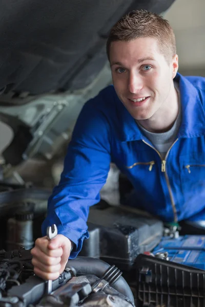 Man aan het werk op auto motor — Stockfoto