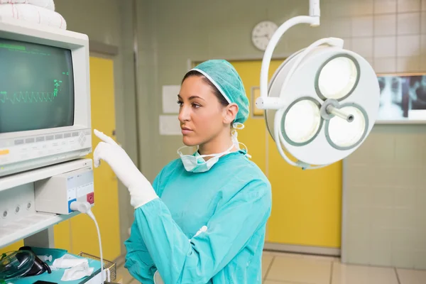 Female surgeon standing next to a monitor — Stock Photo, Image