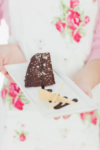 Mulher segurando prato de deliciosa pastelaria — Fotografia de Stock