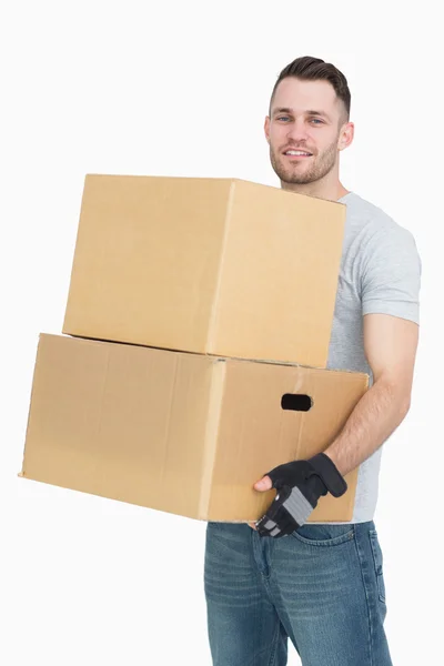 Porträt eines jungen Mannes, der Paketboxen trägt — Stockfoto