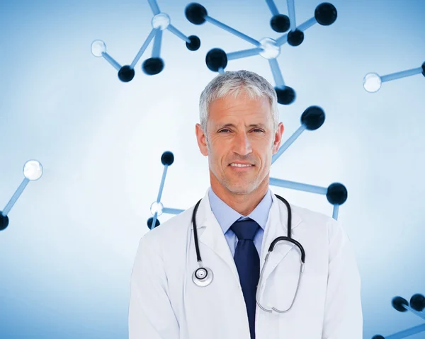 Médico sonriente de pie con estetoscopio en el cuello — Foto de Stock