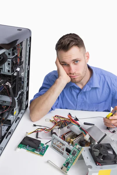 Portrait de jeune ingénieur informatique fatigué avec des pièces cpu — Photo