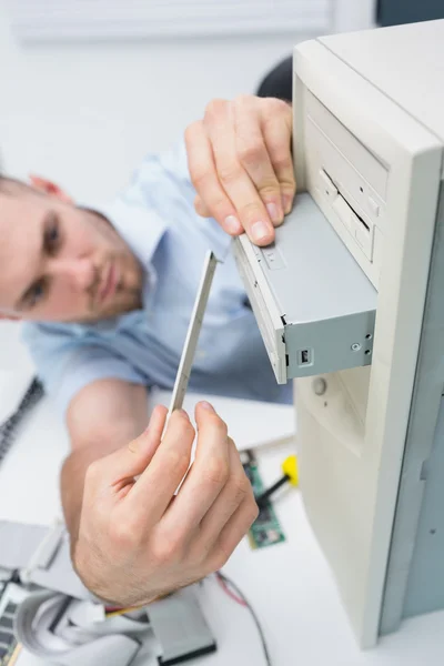 Computer ingenieur vaststelling van cd - dvd-speler in geval van de computer — Stockfoto