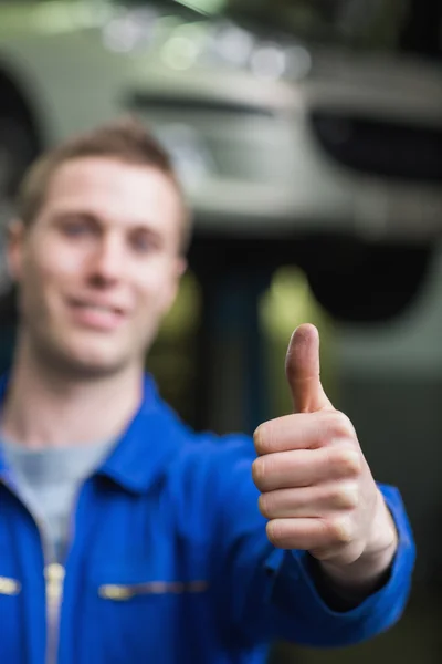 Reparatör gestikulerande tummen upp — Stockfoto