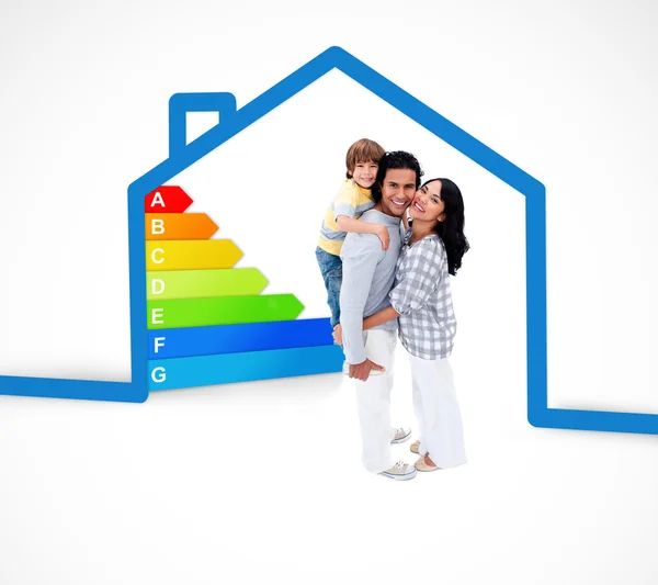 Usmívající se rodina stojící s modrého domu obrázek s ener — Stock fotografie