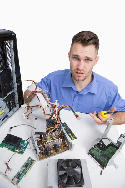 Retrato de ingeniero informático confundido con piezas de CPU — Foto de Stock