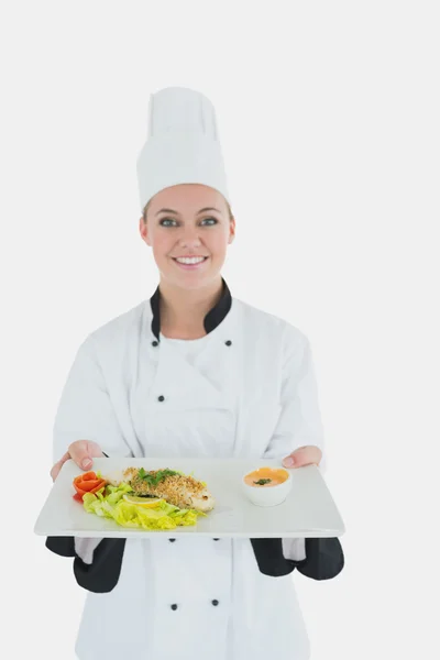 Female chef holding plate of healthyt meal — Stock Photo, Image