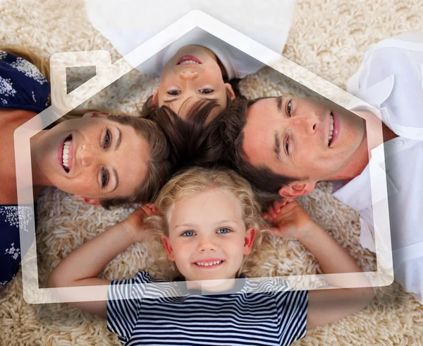 Une jeune famille souriante couchée tête baissée — Photo