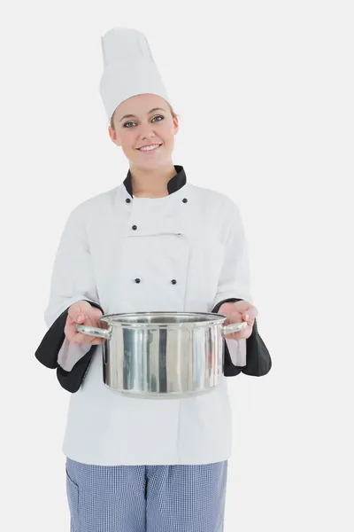 Chef hembra sosteniendo contenedor de acero — Foto de Stock